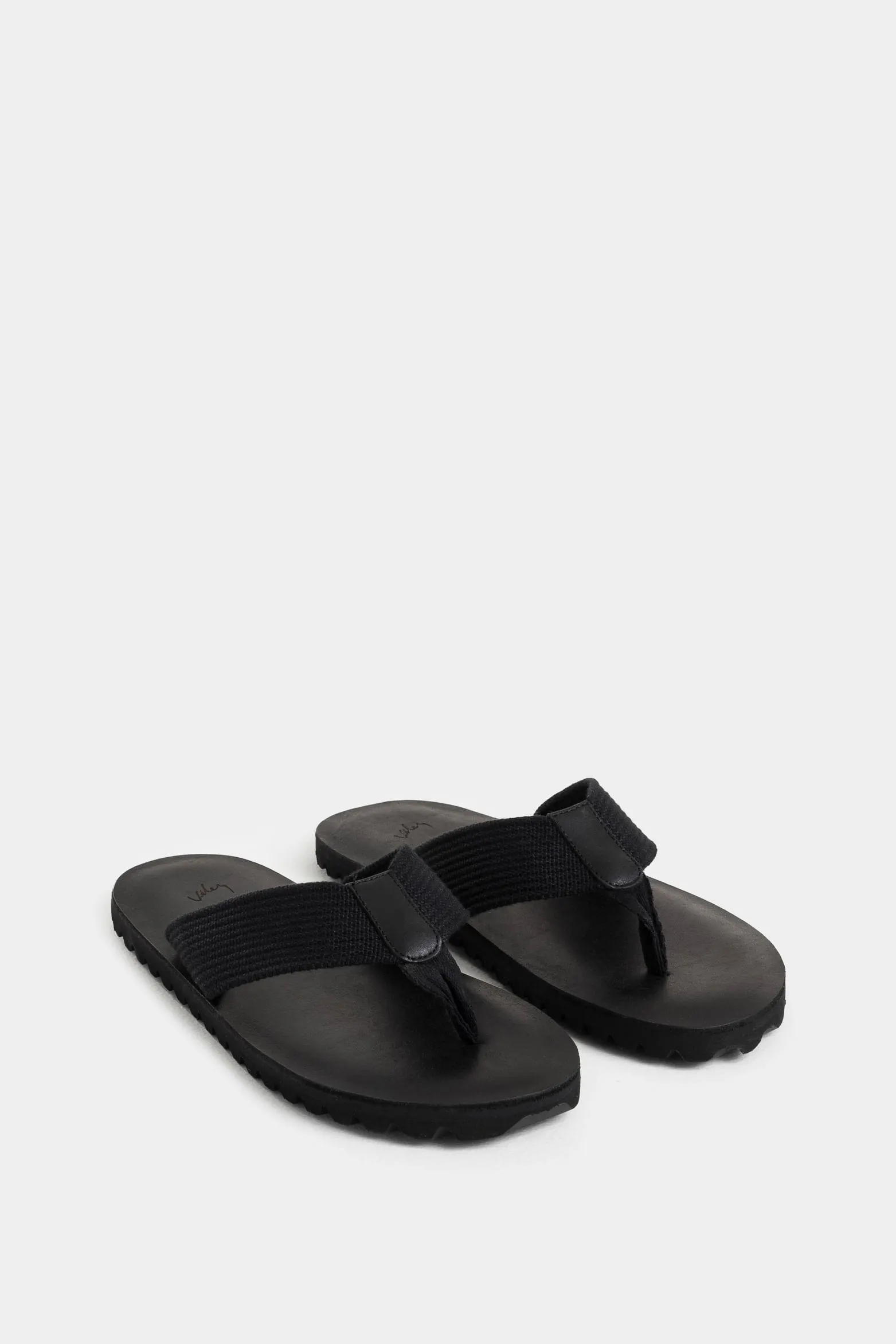 Sandalia plana nong de cuero para hombre capellada bicolor