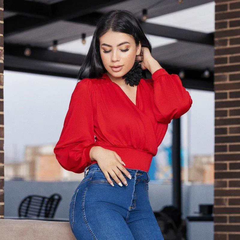 Blusa de moda cruzada, manga larga, con fajon en la cintura