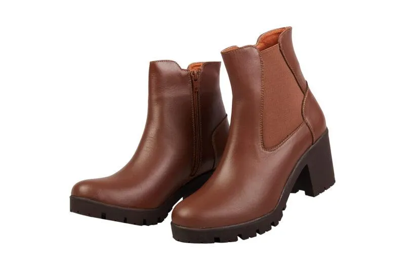 Bota en cuero, disponible en color arena y coñac