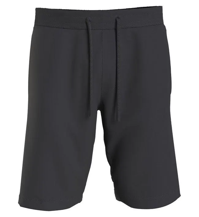 Short negro con cinta distintiva en los laterales