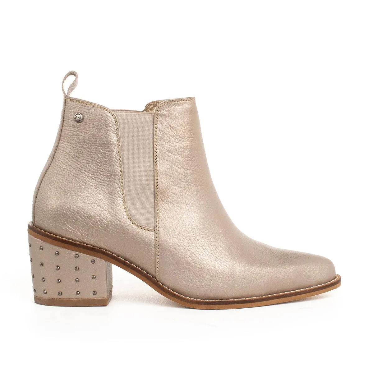 Botín de cuero color dorado con taches en el tacón, para dama