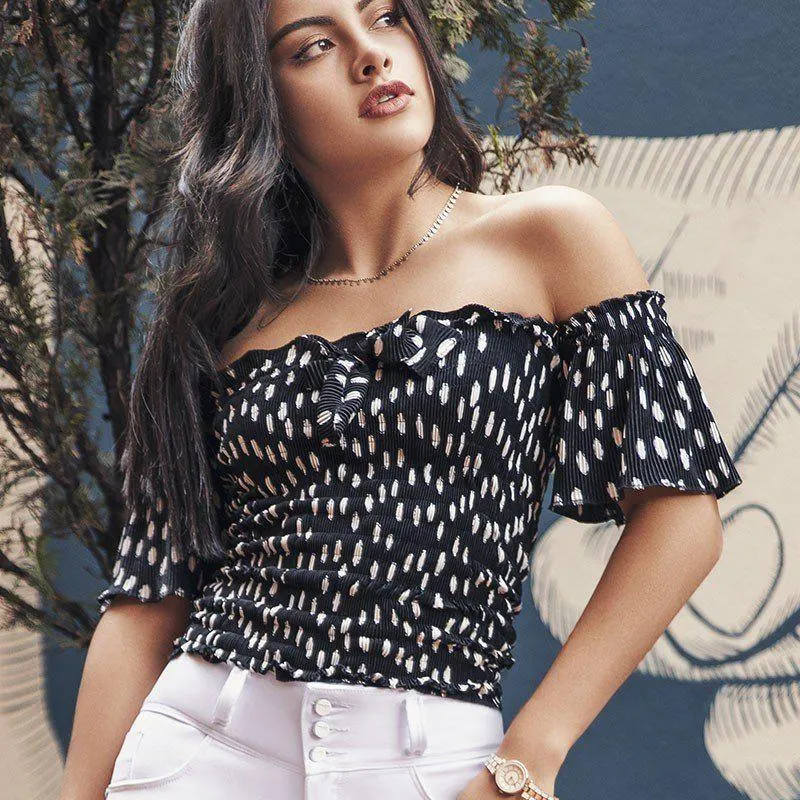 BLUSA EN TELA ACANALADA, ESTAMPADO DE PUNTOS BLANCOS