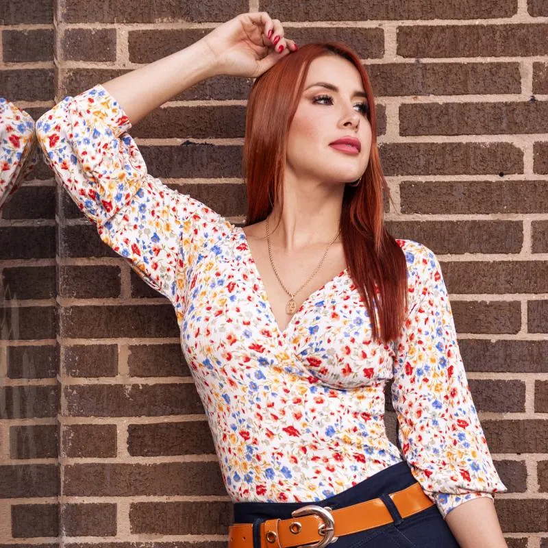 BLUSA ESCOTE EN V CON HOMBROS DESCUBIERTOS, MANGA LARGA, EN RIB LICRADO