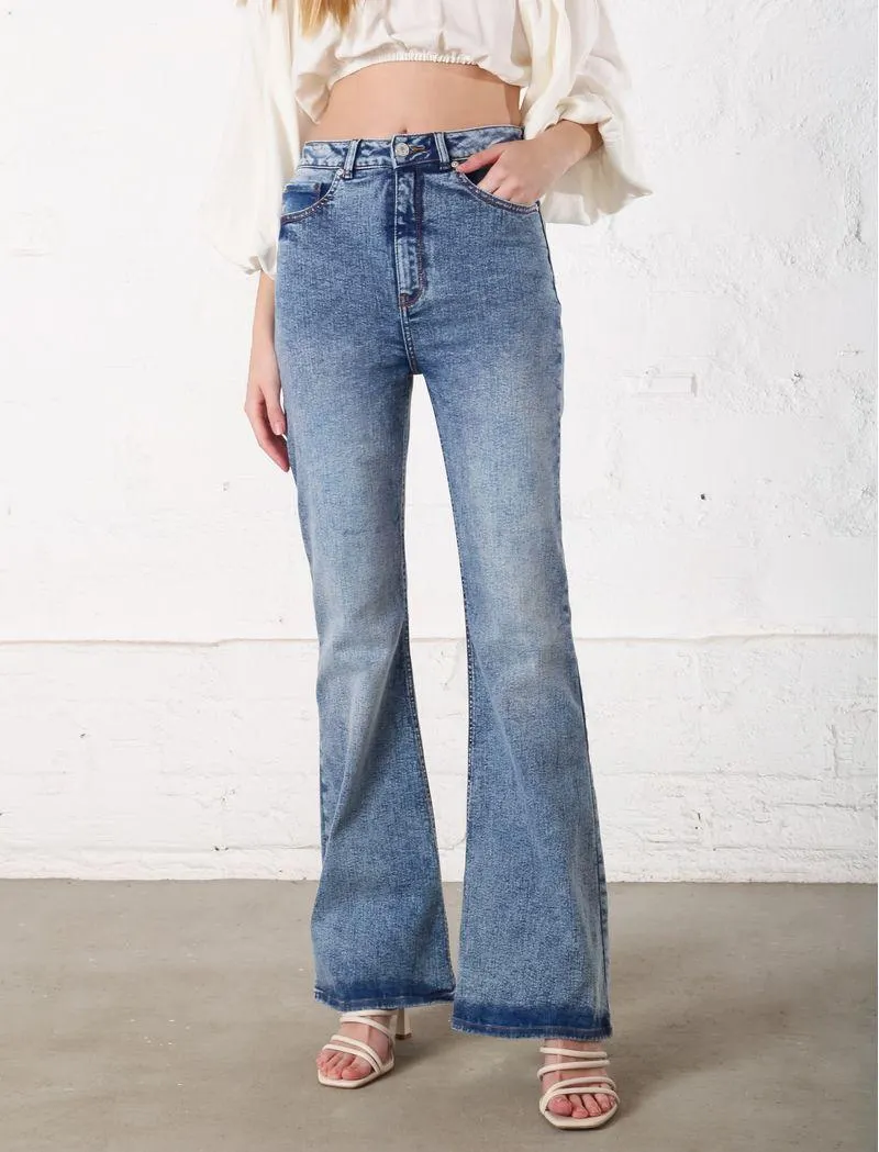 Jean de bota campana con ruedo degradado