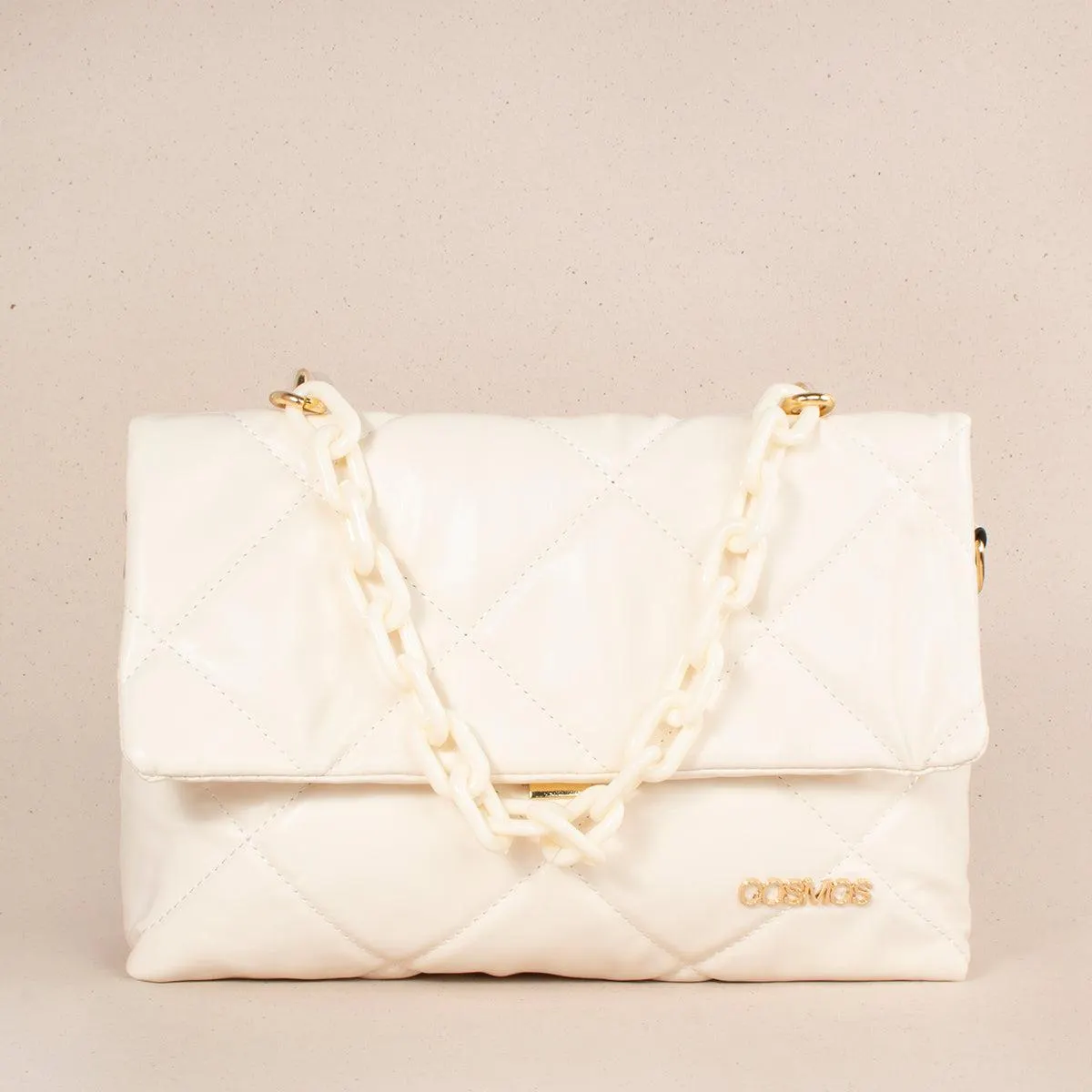 Bolso tipo bandolera color beige con diseño en rombos acolchados y cadena 103304