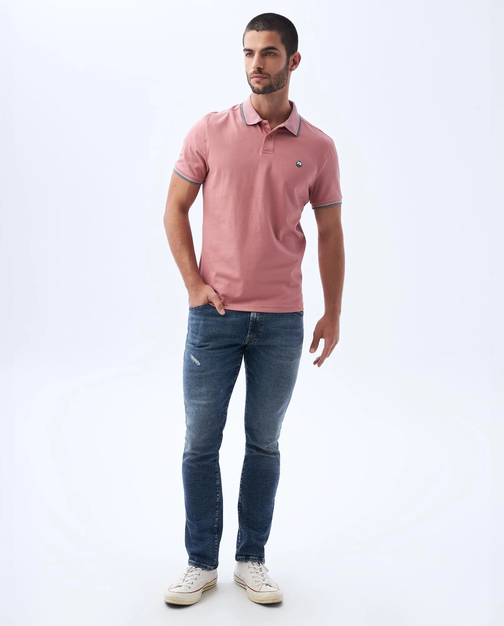 Polo con diseño bordado para hombre