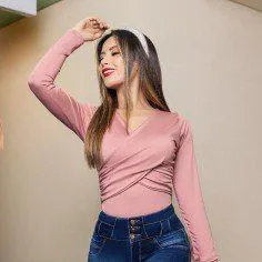 BLUSA ESCOTE EN V CRUZADO, MANGA LARGA