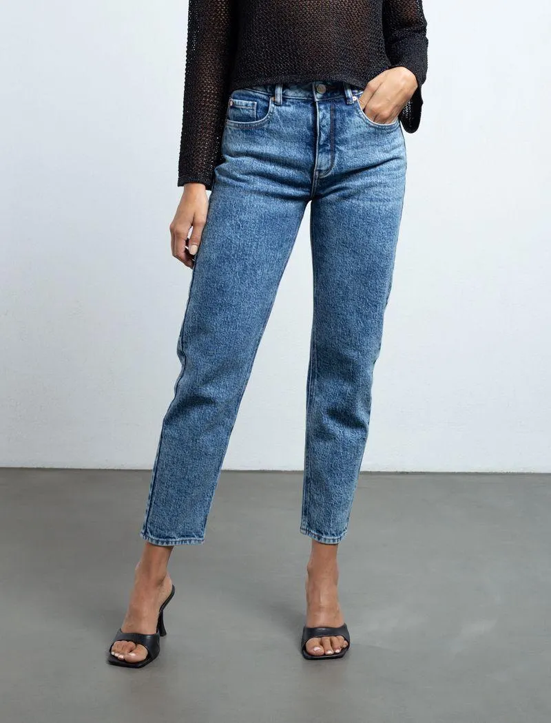 Jean mom fit tiro bajo