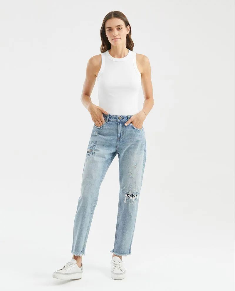 Jean de Mujer Medium Rise, Boyfit, Bota Skinny - Heritage Azul Claro + Parches Decorativos