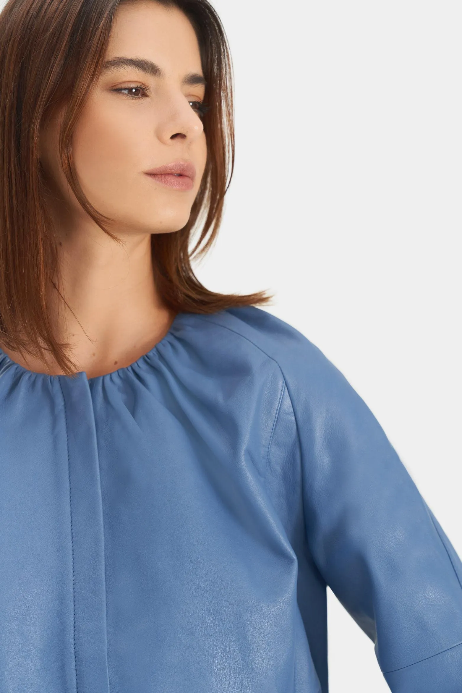 Camisa de cuero eris para mujer recogido en escote