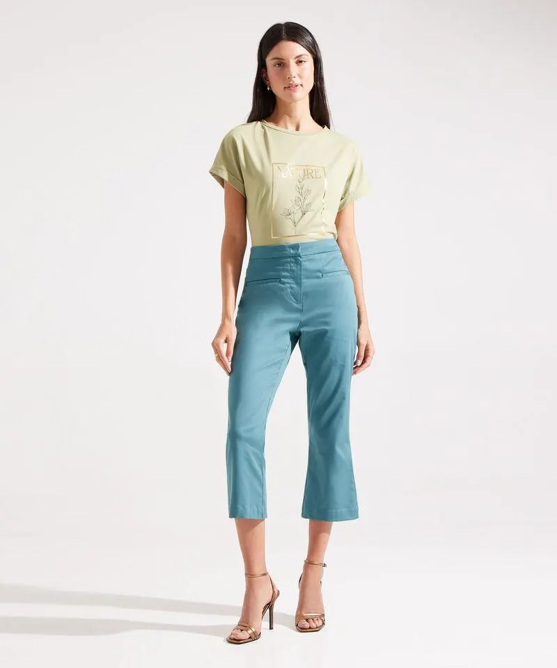 Pantalon Capri Flare Con Ribetes Decorativos En Frente