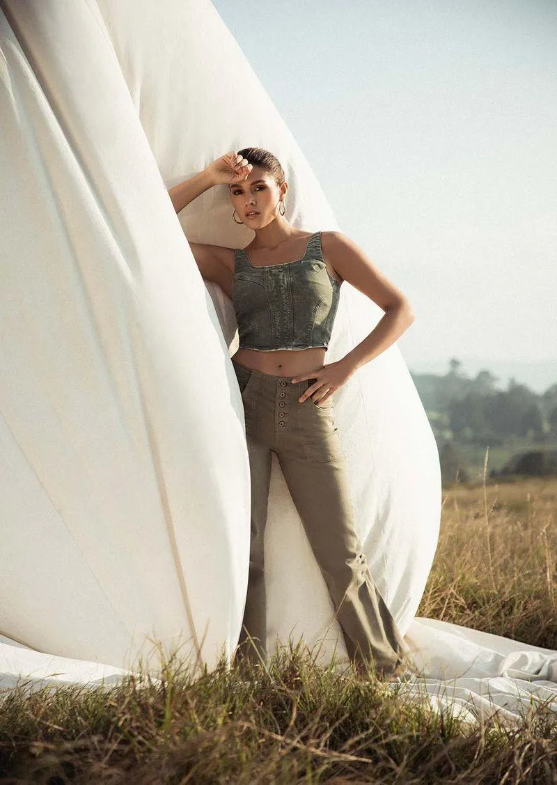 Jean vaquero tiro alto con botones expuesto para mujer