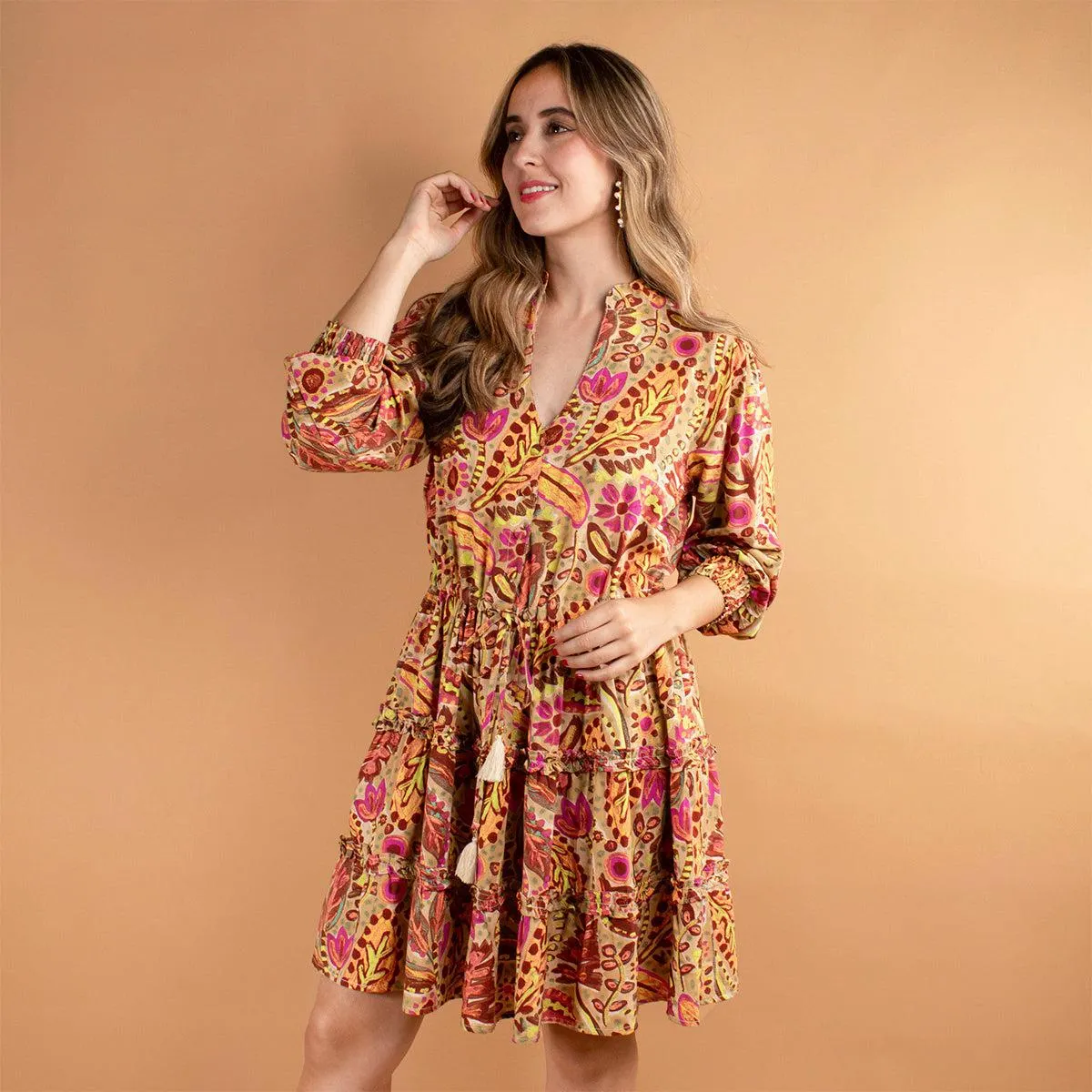 Vestido corto color camel con estampado de flores