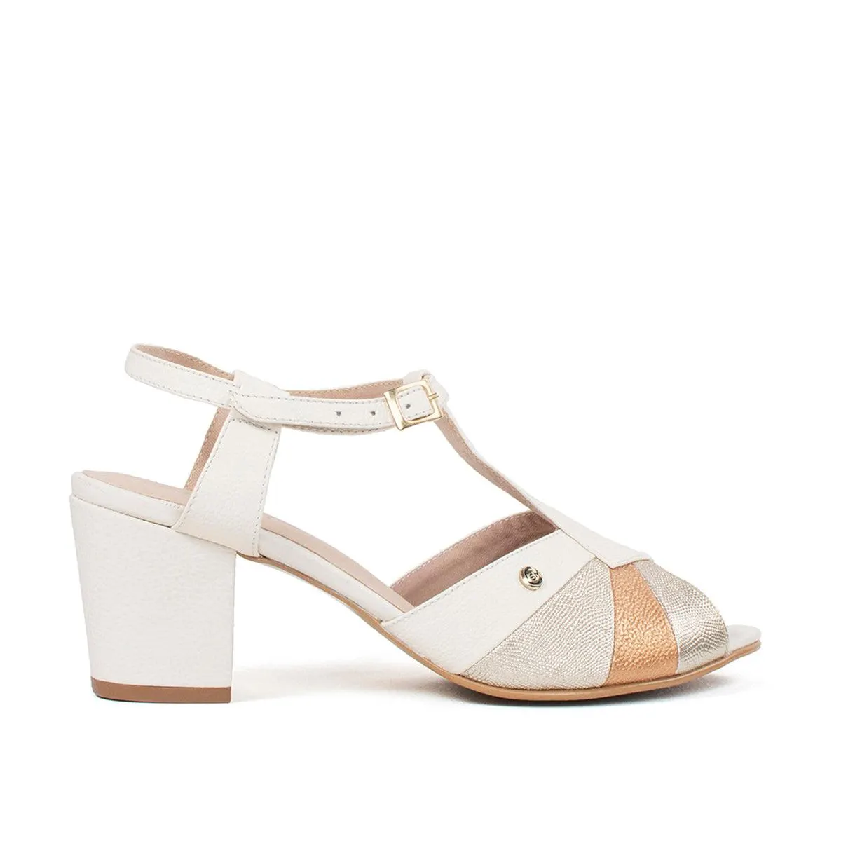 Sandalias de cuero color dorado con tacón