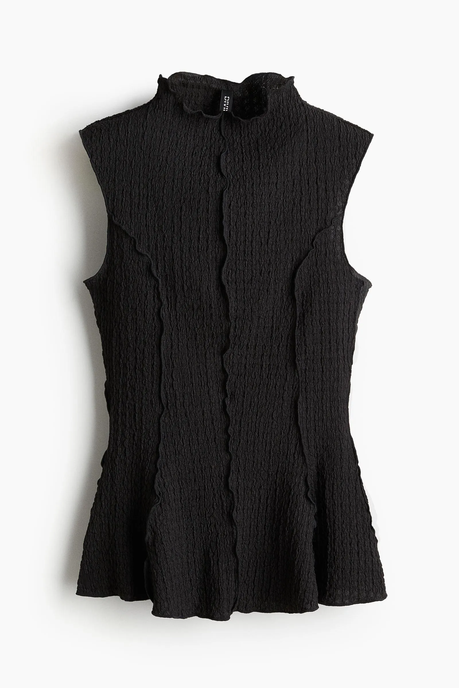 Top texturizado con peplum y detalles fileteados