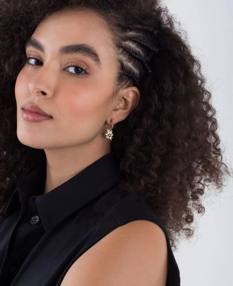 Candongas doradas pequeñas para mujer con dije de estrella