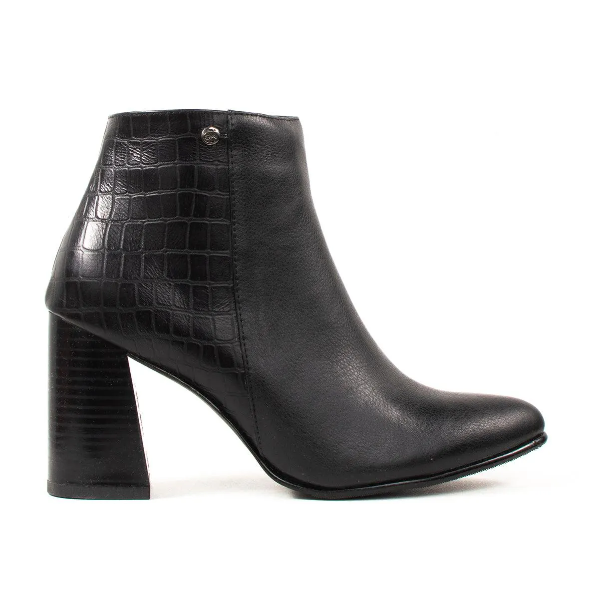 Botín de cuero color negro con tacón alto para dama