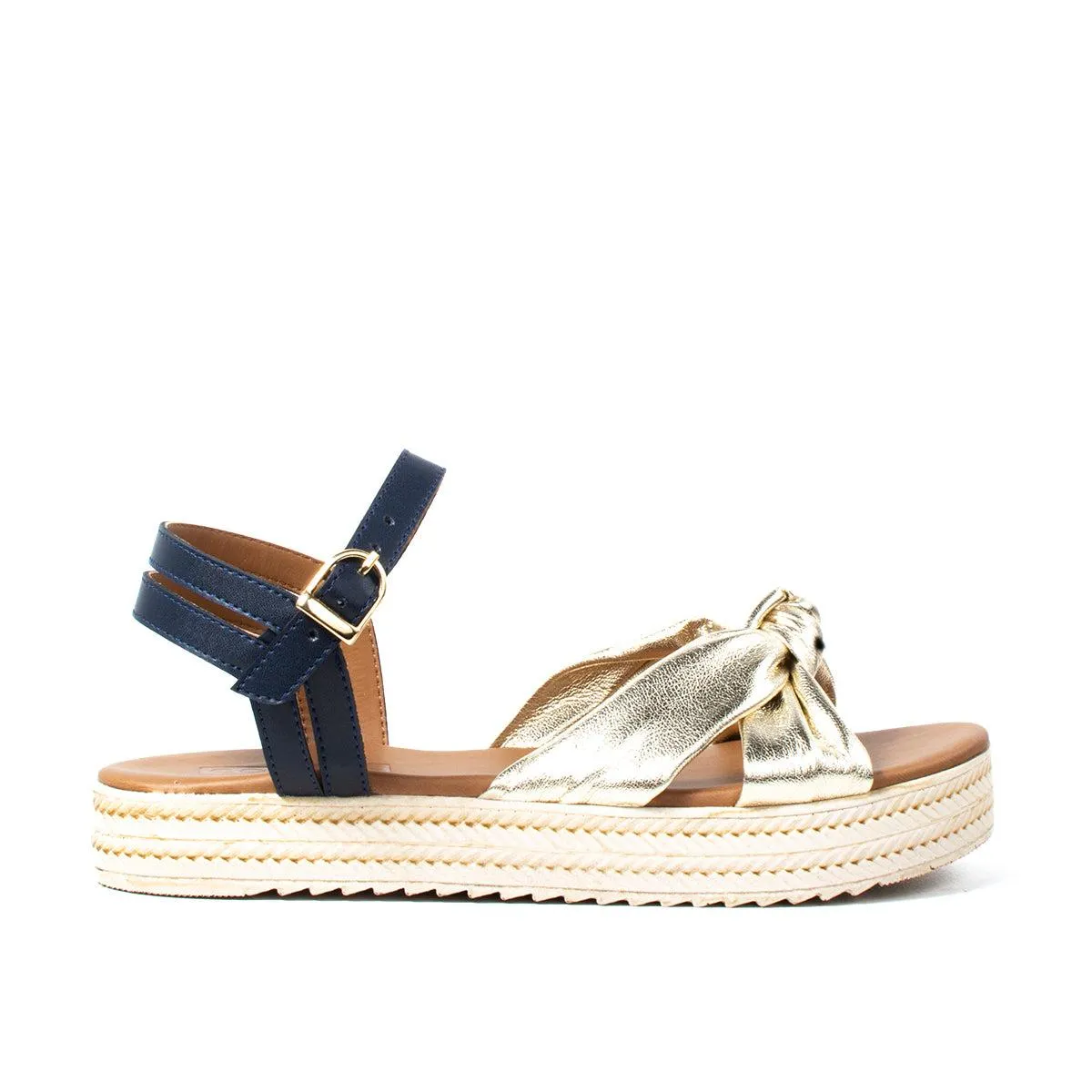 Sandalia plana color dorado con correa, para dama