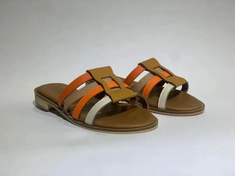 Sandalia plana.