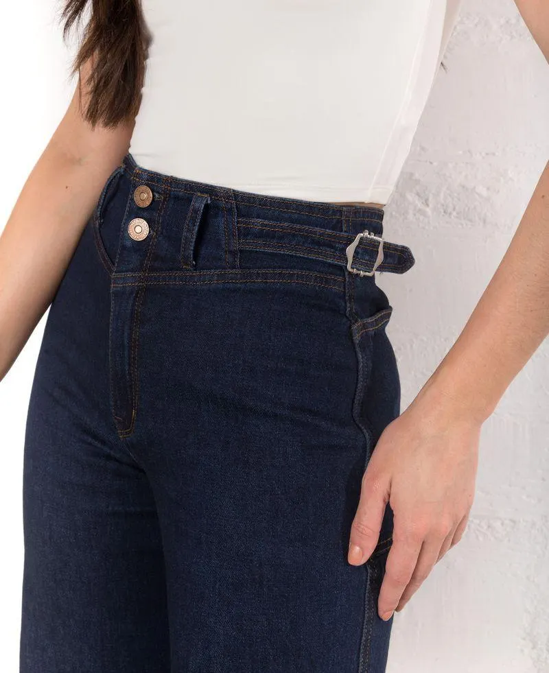 Jean holgado oscuro con correa no funcional