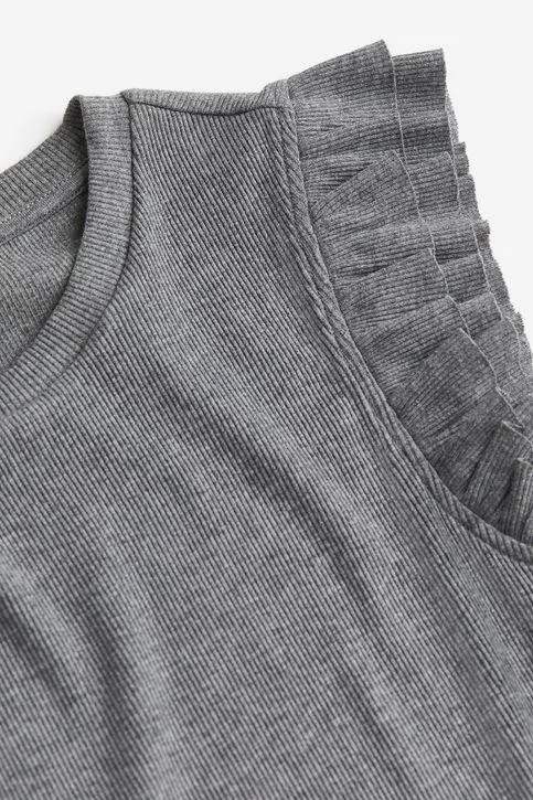 Vestido ajustado con manga sisa con volantes