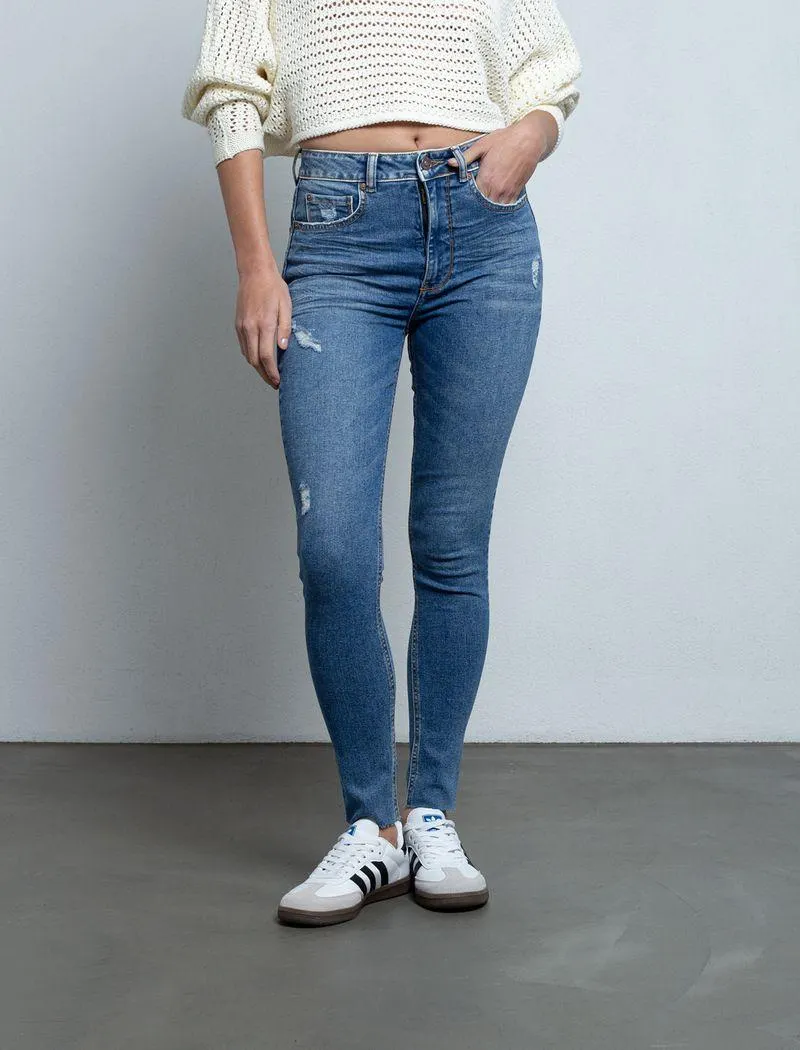 Jean con mini desgastes