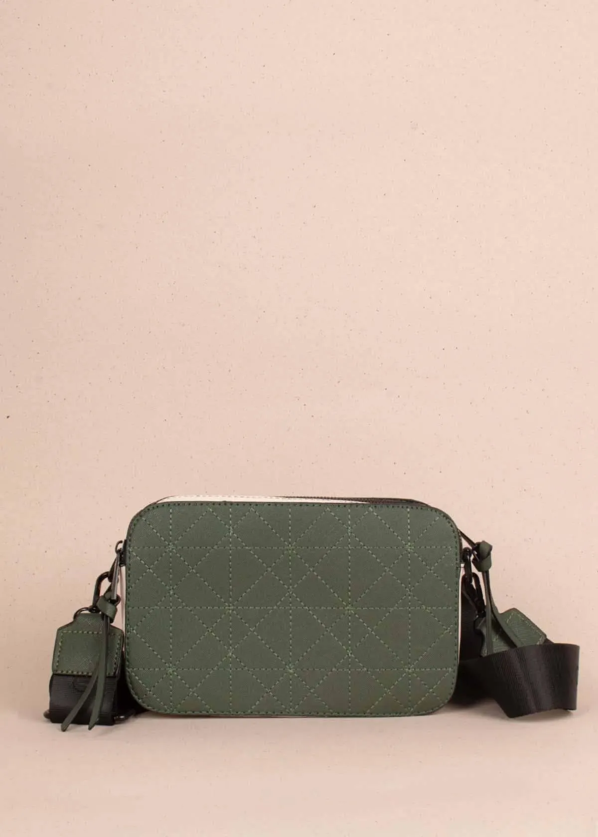 Bolso tipo bandolera color verde con costuras en rombo 104386