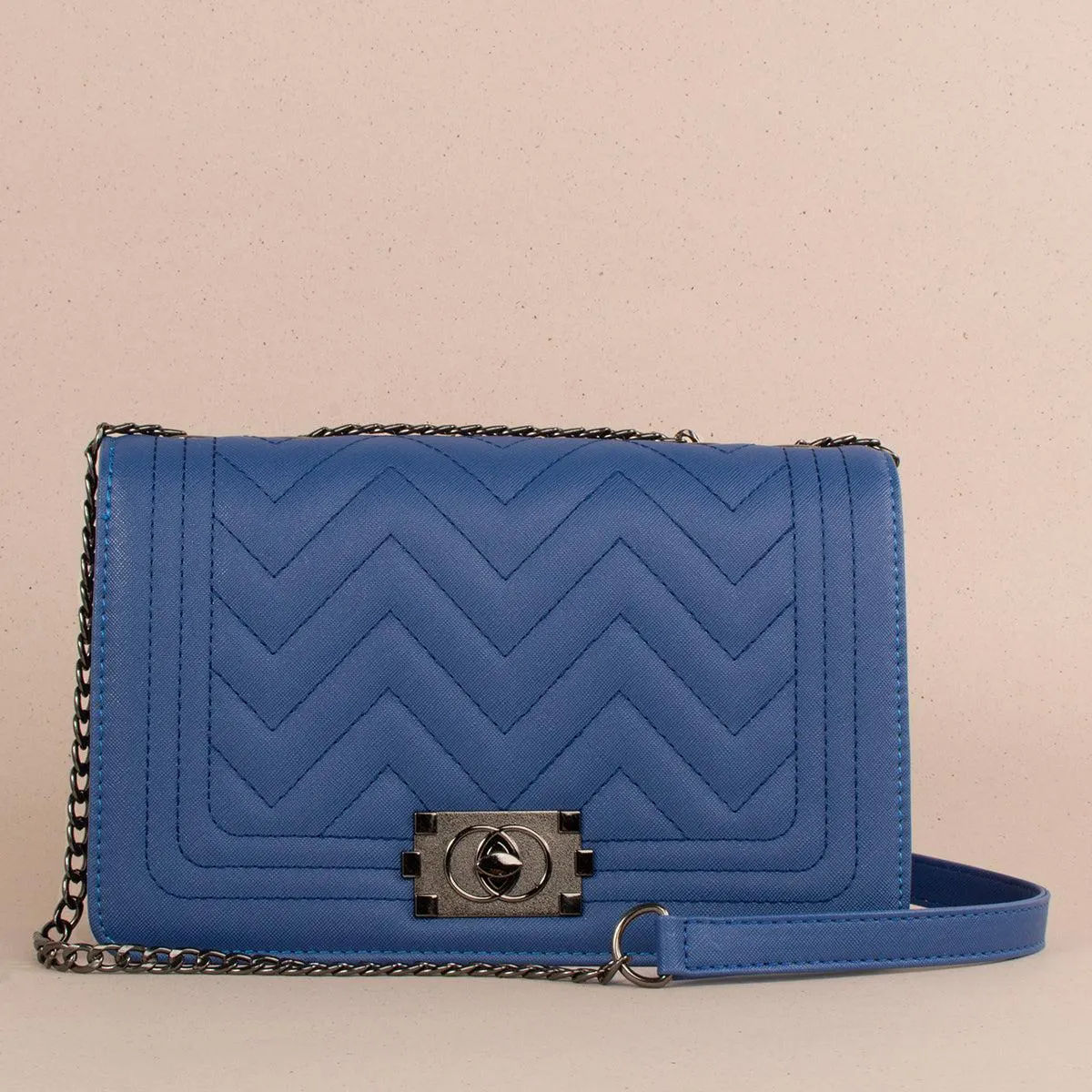 Bolso tipo bandolera color azul con broche y texturizado 103309