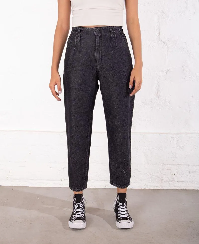 Jean para mujer negro Slouchy tiro súper alto con detalle de pinzas