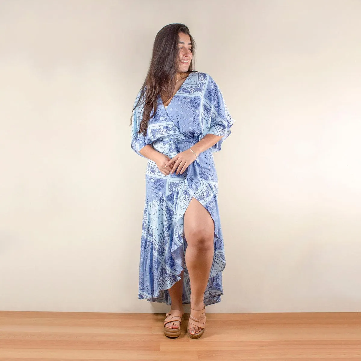 Vestido largo de verano color azul con estampado