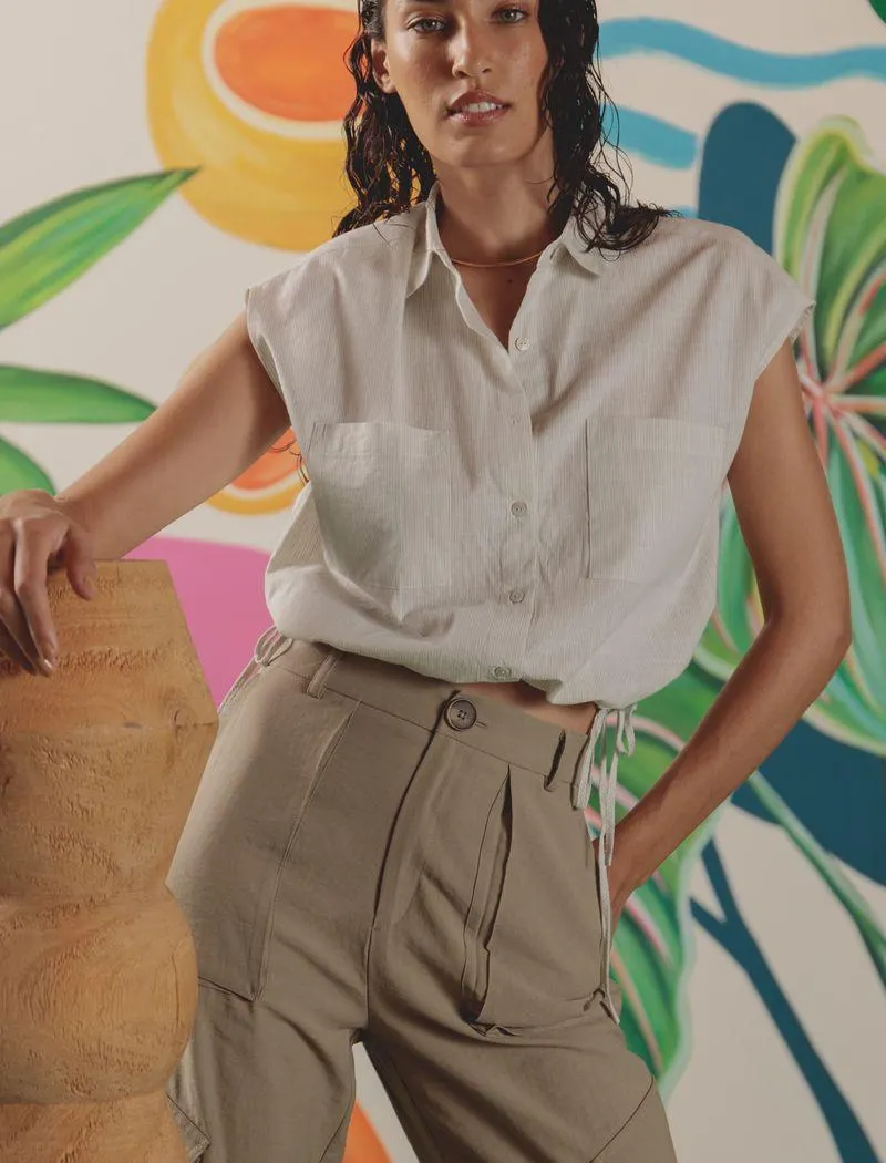 Camisa con bolsillos en frente