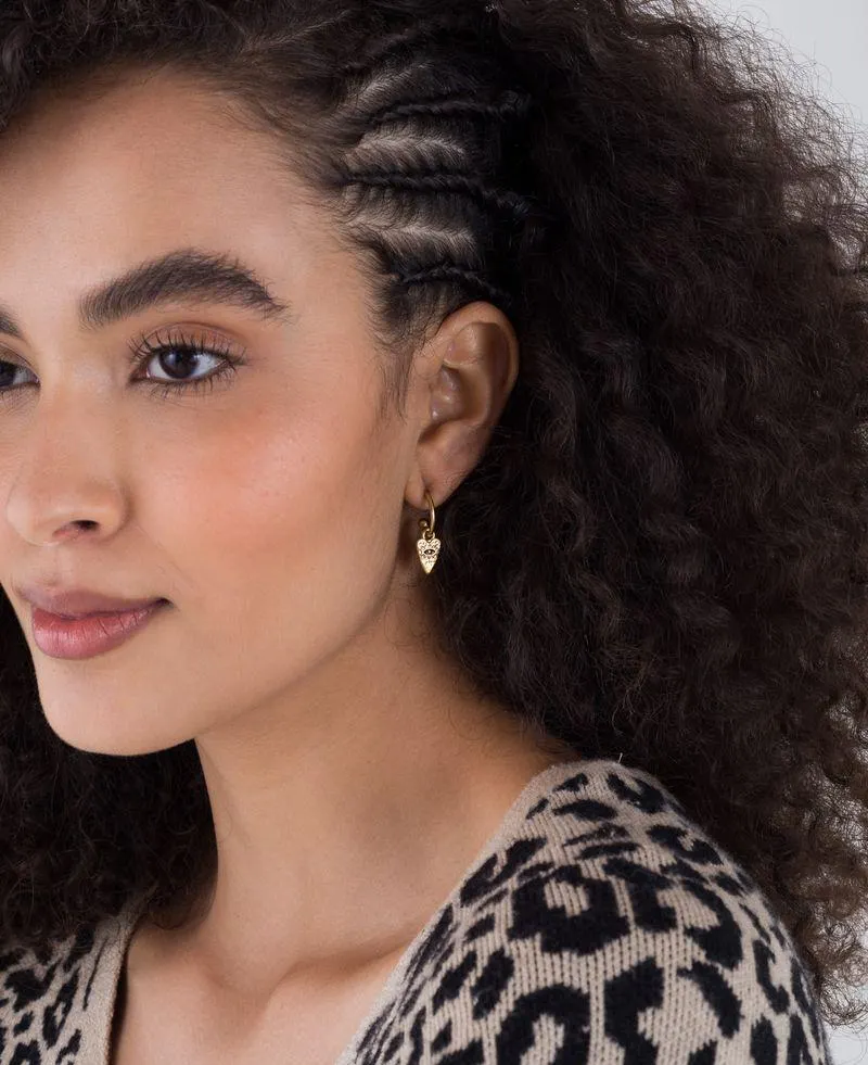 Candongas doradas pequeñas para mujer con dije de corazón