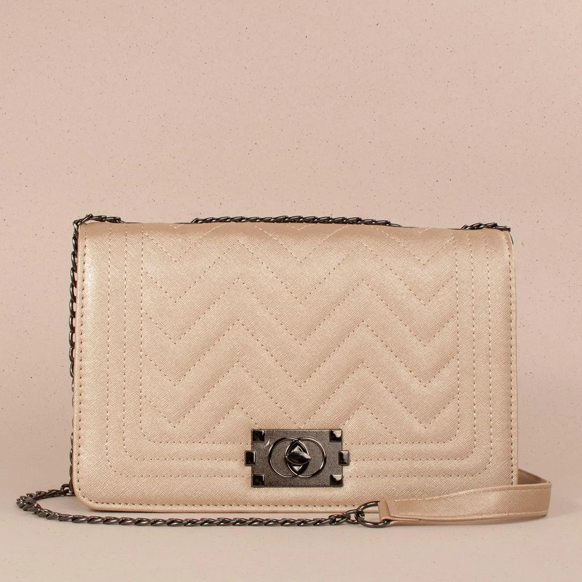 Bolso tipo bandolera color dorado con broche y texturizado 103309