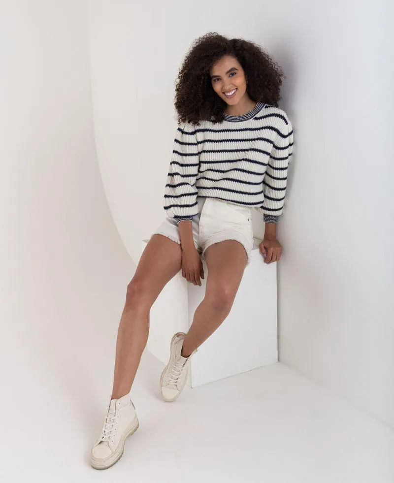 Short para mujer crudo de tiro alto con ruedo desflecado