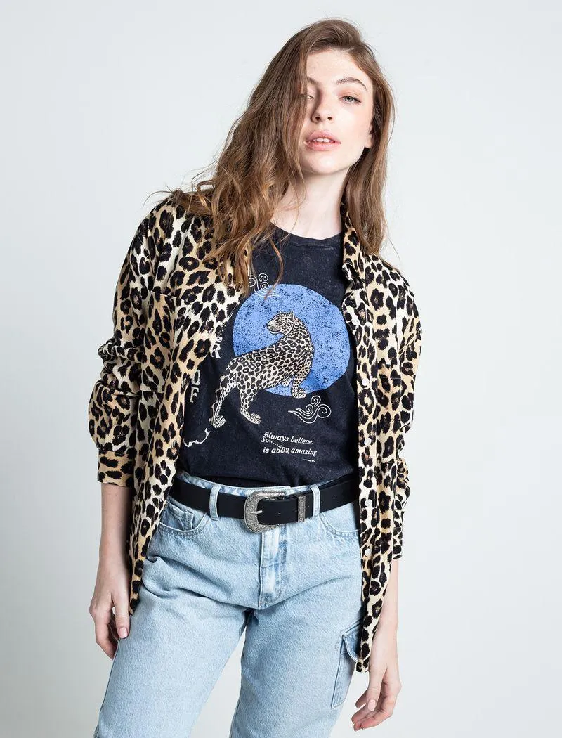 Camisa con estampado de animal print