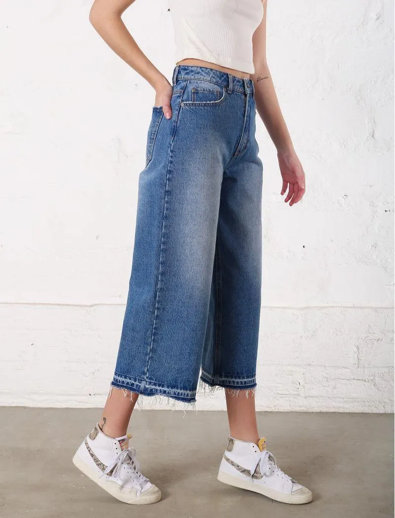 Jean de tiro alto con bota ancha