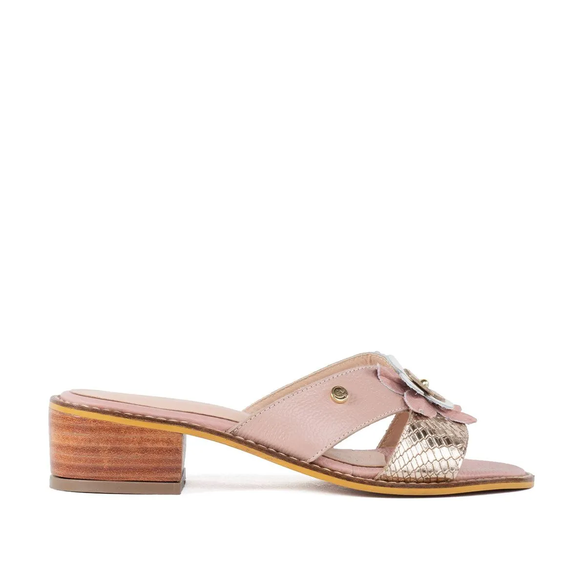 Sandalias de cuero color blanco con empeine metalizado y detalle de flor