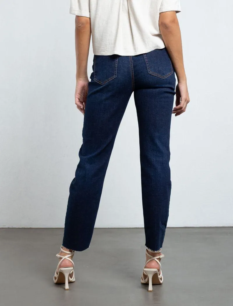 Jean Mom fit con ruedo al corte