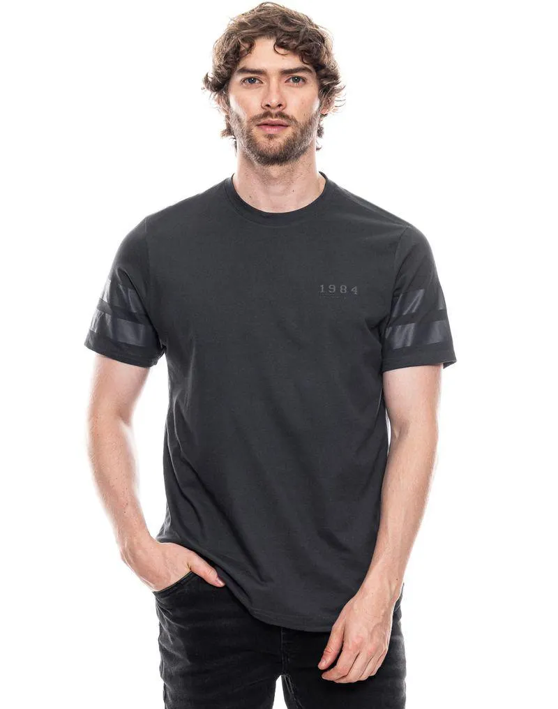 Camiseta Cuello Redondo Con Estampado En Frente Y Mangas