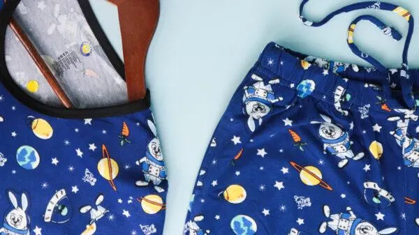 PIJAMA GLOW BUZZ BUNNY AZUL OSCURO NIÑA M/L