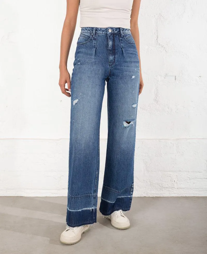 Jean Straight con diseño asimétrico