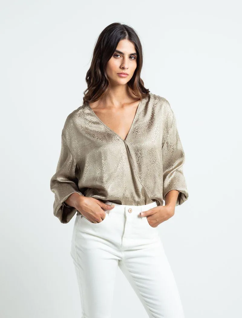 Camisa con escote en V