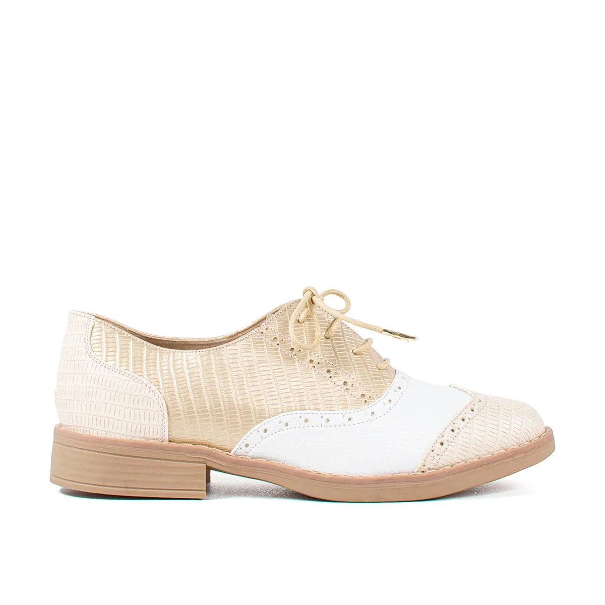 Zapato tipo Oxford color talco con perforaciones, para dama