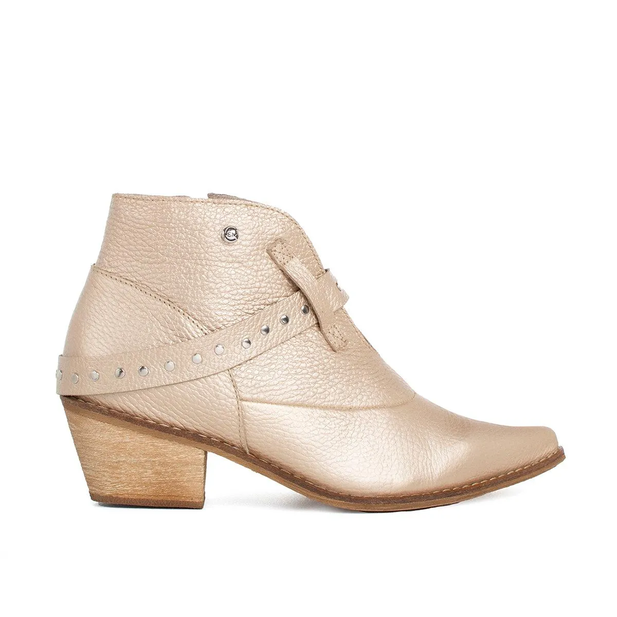 Botines de cuero color dorado con taches en correa