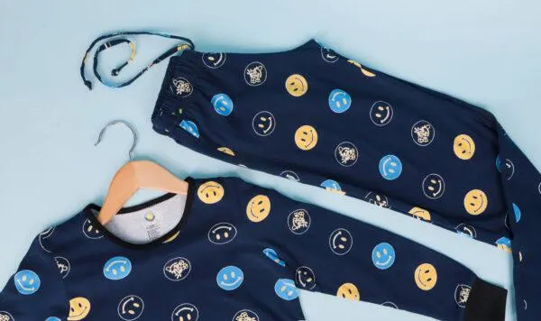 PIJAMA GLOW CARITAS AZUL OSCURO NIÑA M/L