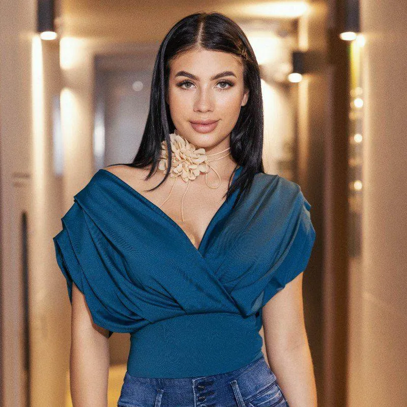 Blusa de moda cruzada, manga corta, fajon con efecto redcutor de cintura