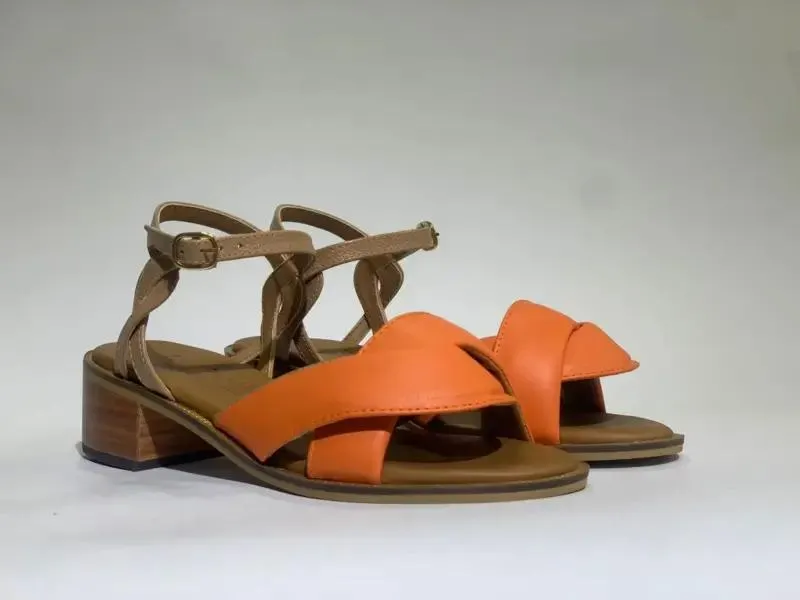 Sandalia plana en cuero