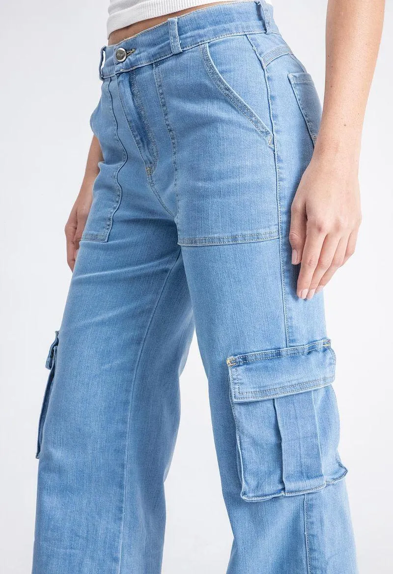 Jean cargo tiro alto con bolsillos en costados