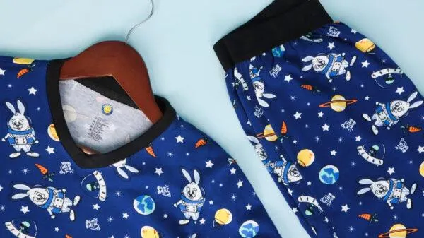 PIJAMA GLOW BUZZ BUNNY AZUL OSCURO JUNIOR M/L