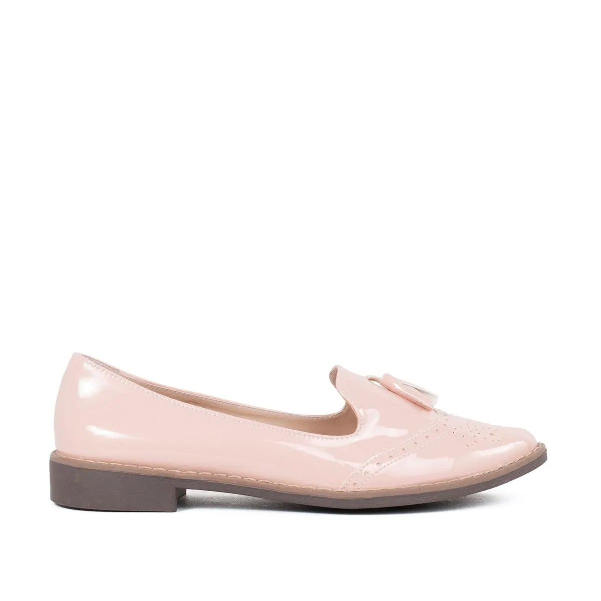 Baletas color nude en charol con corte mocasin y perforaciones